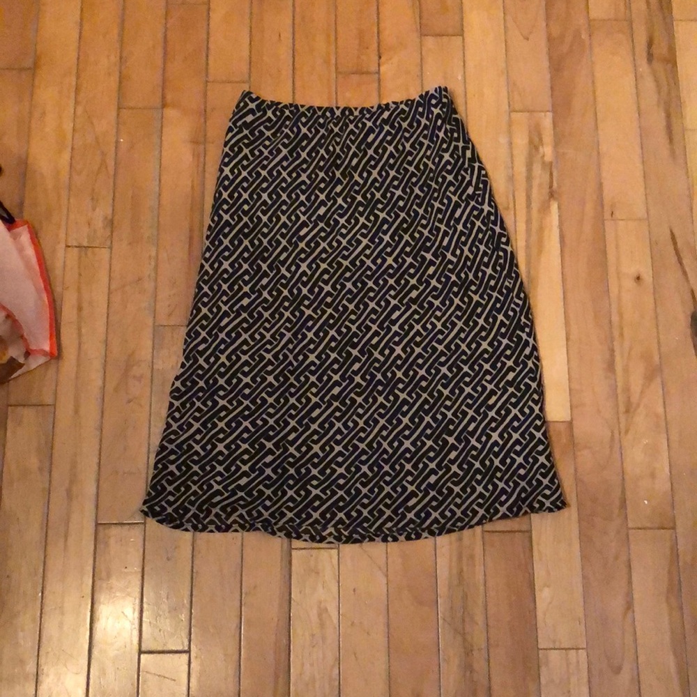 - Black and beige chain pattern skirt